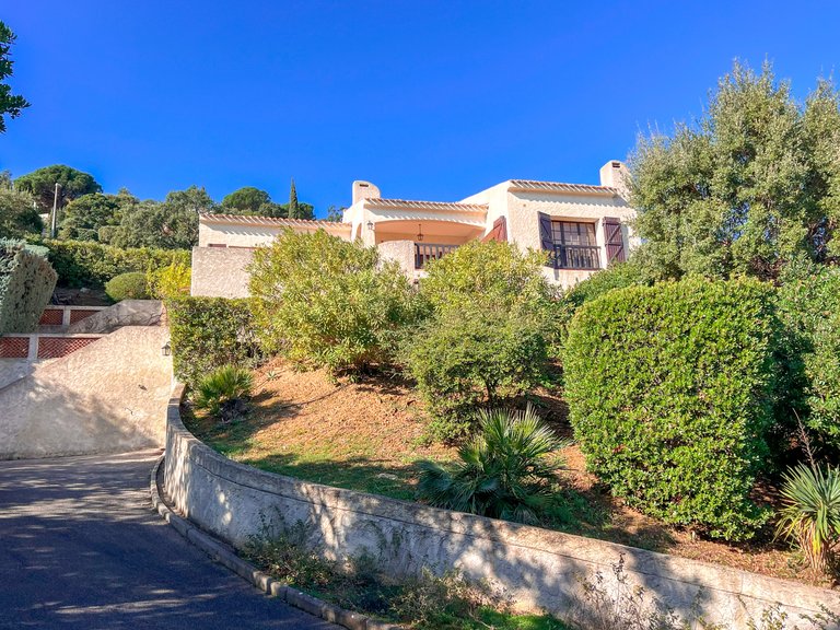 Villa for Sale in Cavalaire Sur Mer, Provence Coast (cassis To Cavalaire) 3