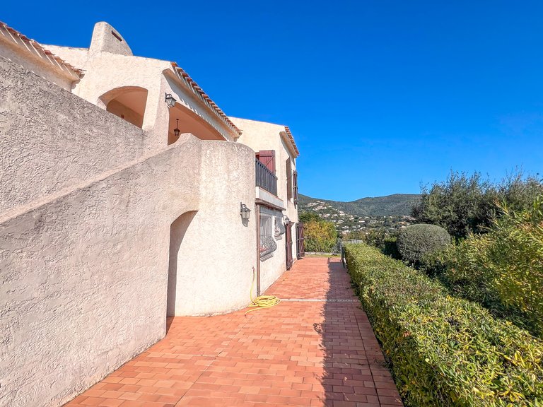 Villa for Sale in Cavalaire Sur Mer, Provence Coast (cassis To Cavalaire) 10