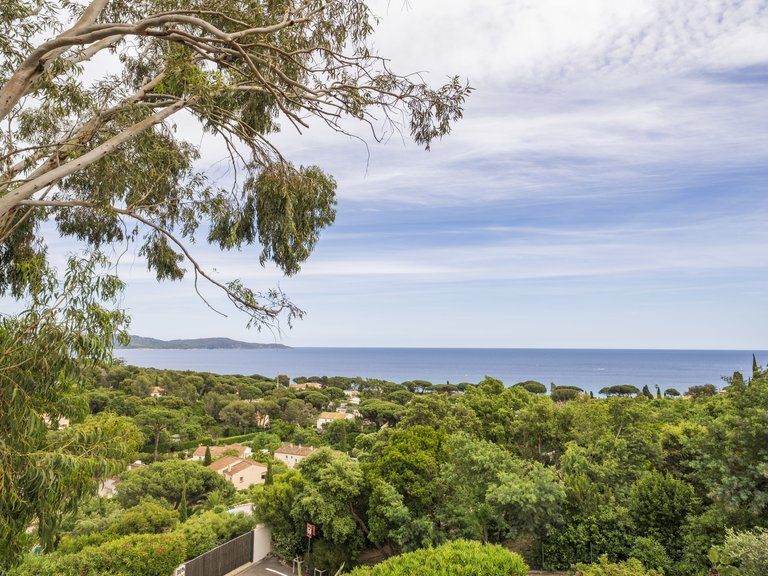 Villa for Sale in Cavalaire Sur Mer, Provence Coast (cassis To Cavalaire) 1