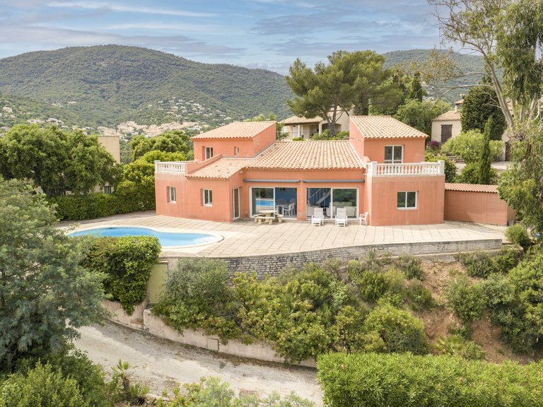 Villa for Sale in Cavalaire Sur Mer, Provence Coast (cassis To Cavalaire) 2
