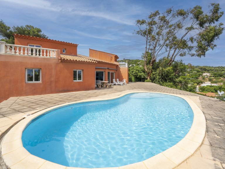 Villa for Sale in Cavalaire Sur Mer, Provence Coast (cassis To Cavalaire) 12