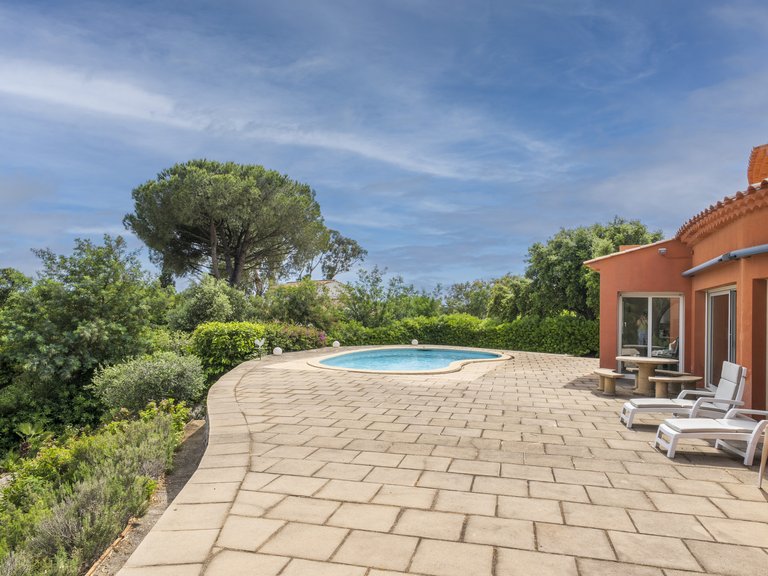 Villa for Sale in Cavalaire Sur Mer, Provence Coast (cassis To Cavalaire) 13