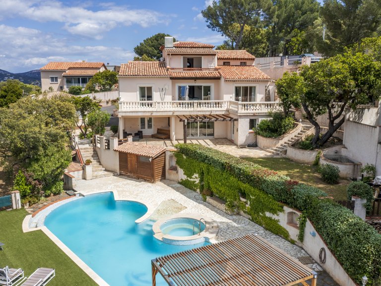 Villa for Sale in Cavalaire Sur Mer, Provence Coast (cassis To Cavalaire) 1