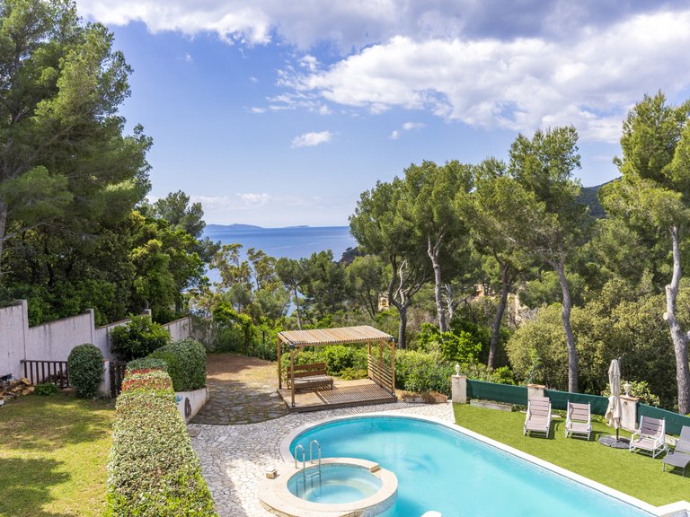 Villa for Sale in Cavalaire Sur Mer, Provence Coast (cassis To Cavalaire) 2