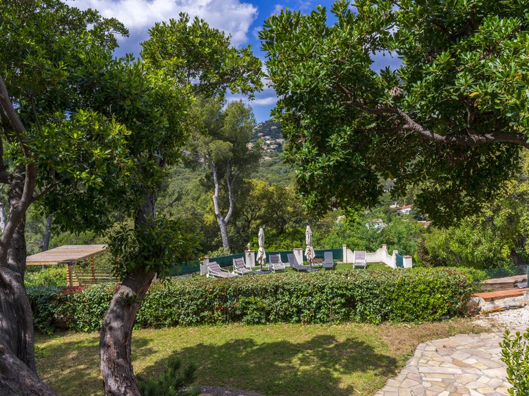Villa for Sale in Cavalaire Sur Mer, Provence Coast (cassis To Cavalaire) 11