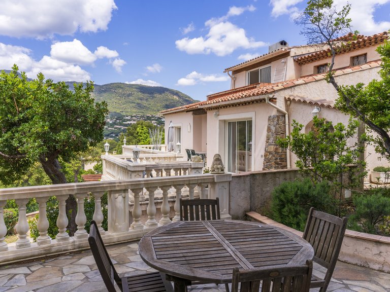 Villa for Sale in Cavalaire Sur Mer, Provence Coast (cassis To Cavalaire) 3