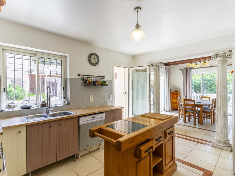 Villa for Sale in Cavalaire Sur Mer, Provence Coast (cassis To Cavalaire) 5