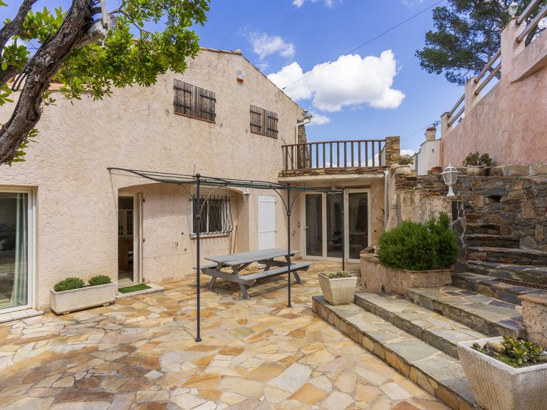Villa for Sale in Cavalaire Sur Mer, Provence Coast (cassis To Cavalaire) 6