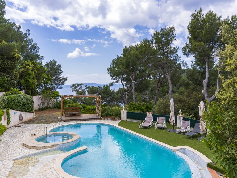 Villa for Sale in Cavalaire Sur Mer, Provence Coast (cassis To Cavalaire) 10