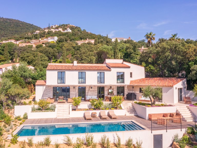 Villa for Sale in Cavalaire Sur Mer, Provence Coast (cassis To Cavalaire) 1
