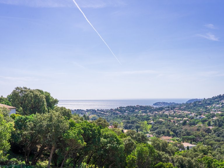 Villa for Sale in Cavalaire Sur Mer, Provence Coast (cassis To Cavalaire) 2