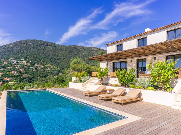 Villa for Sale in Cavalaire Sur Mer, Provence Coast (cassis To Cavalaire) 3