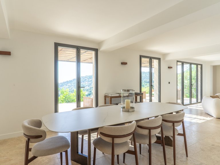 Villa for Sale in Cavalaire Sur Mer, Provence Coast (cassis To Cavalaire) 8