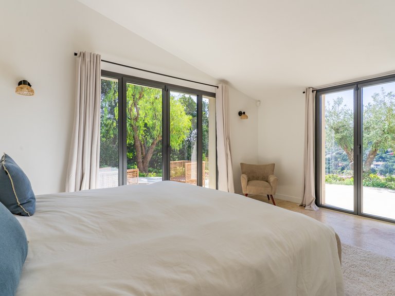 Villa for Sale in Cavalaire Sur Mer, Provence Coast (cassis To Cavalaire) 9