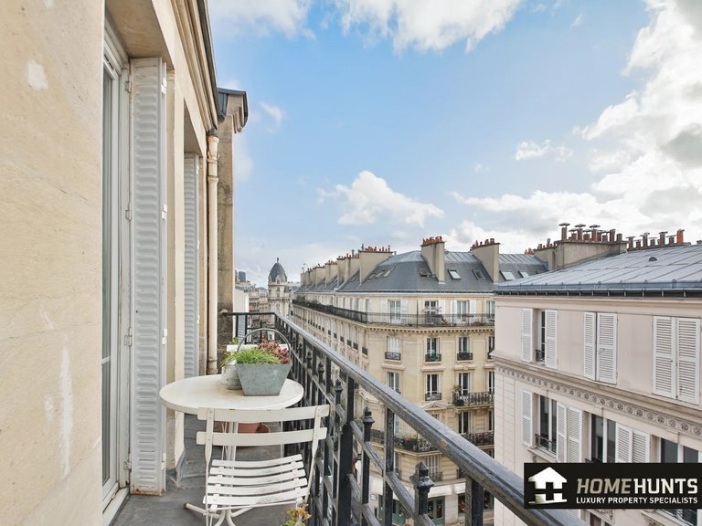 Apartment for Sale in 16th (trocadéro - Etoile - Passy), Golden Triangle - Trocadéro (8th - 16th) 1