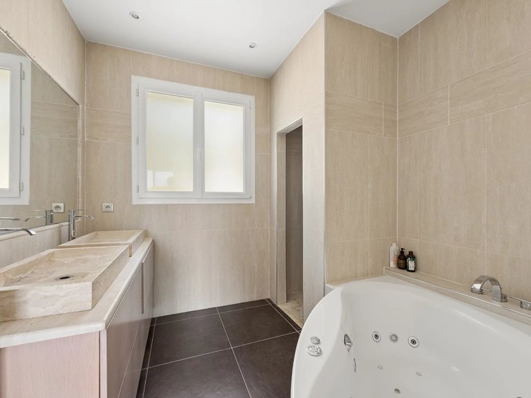 Villa for Sale in Nice, Nice Area 11