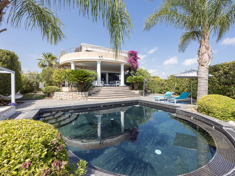 Villa for Sale in Saint Laurent Du Var, Antibes Area 1