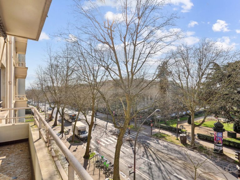 Apartment for Sale in 16th (trocadéro - Etoile - Passy), Golden Triangle - Trocadéro (8th - 16th) 3