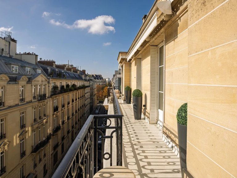 Apartment for Sale in 16th (trocadéro - Etoile - Passy), Golden Triangle - Trocadéro (8th - 16th) 1