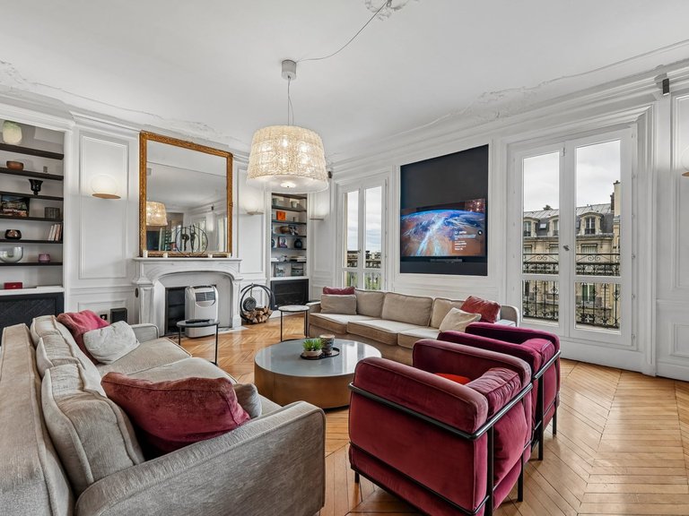 Apartment for Sale in 16th (trocadéro - Etoile - Passy), Golden Triangle - Trocadéro (8th - 16th) 2