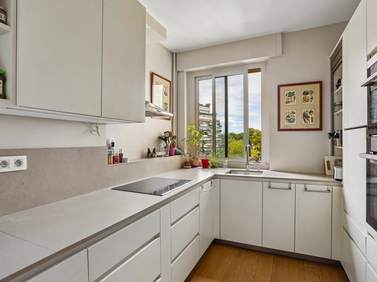 Apartment for Sale in 16th (trocadéro - Etoile - Passy), Golden Triangle - Trocadéro (8th - 16th) 4