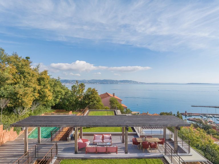 Villa for Sale in Theoule Sur Mer, Cannes Area 1