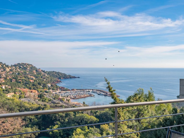Villa for Sale in Theoule Sur Mer, Cannes Area 1