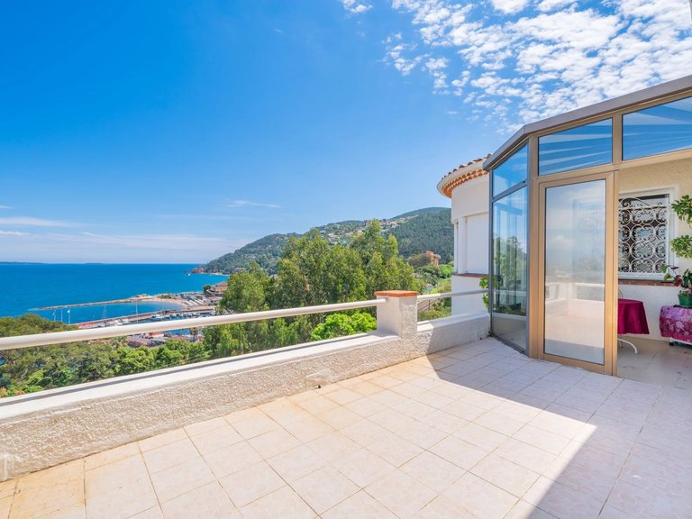 Villa for Sale in Theoule Sur Mer, Cannes Area 3