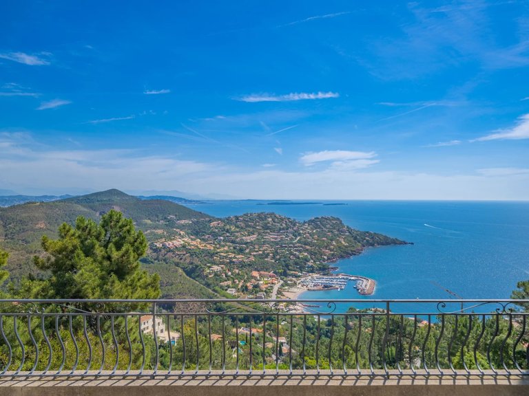 Villa for Sale in Theoule Sur Mer, Cannes Area 1