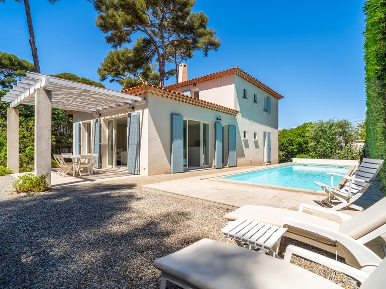 Villa for Sale in Le Brusc, Provence Coast (cassis To Cavalaire) 1