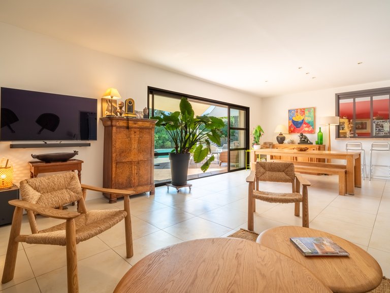 Villa for Sale in Le Brusc, Provence Coast (cassis To Cavalaire) 2
