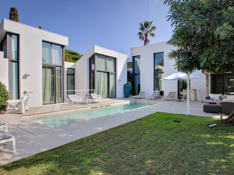 Villa for Sale in Saint Tropez, St. Tropez, Grimaud Area 1