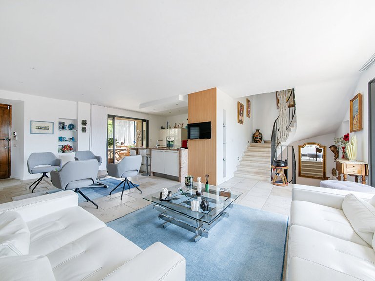 Villa for Sale in Goult, The Luberon / Vaucluse 5