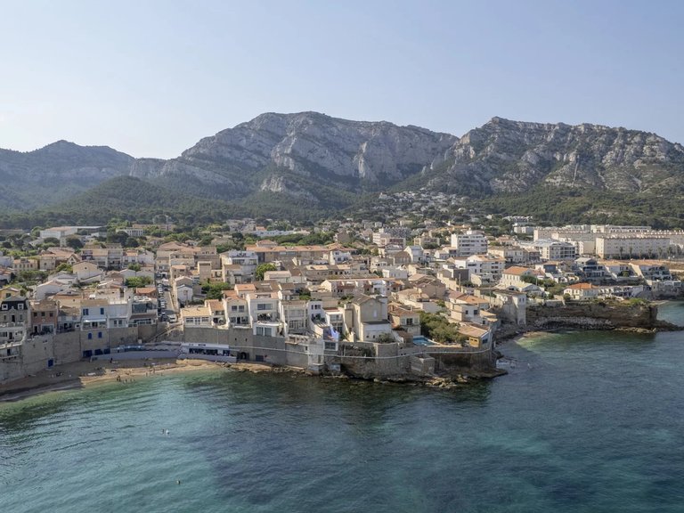 Villa for Sale in Marseille, Marseille & Cote Bleu 2