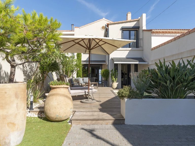 Villa for Sale in Marseille, Marseille & Cote Bleu 17