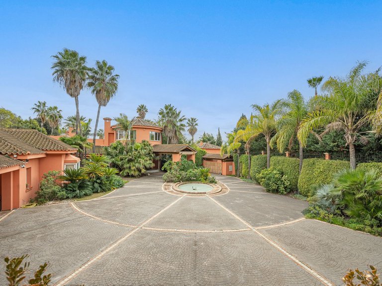Villa for Sale in Nagueles, Marbella Area 1