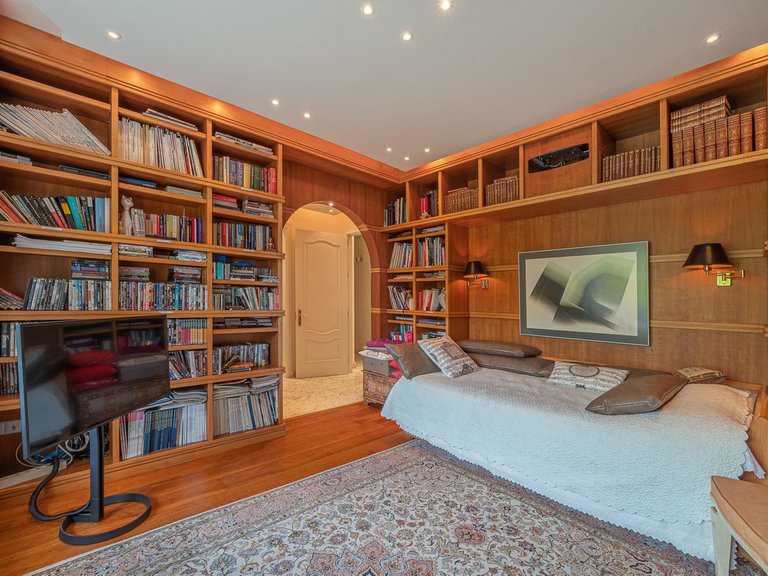 Villa for Sale in Nagueles, Marbella Area 18