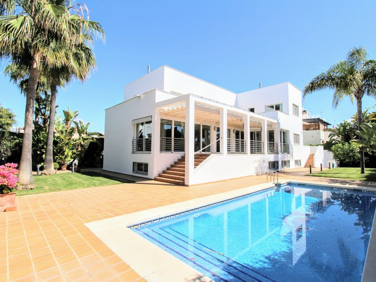 Villa for Sale in San Pedro De Alcántara, Marbella Area 1