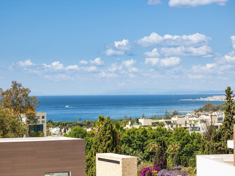 Villa for Sale in The Golden Mile, Marbella Area 1