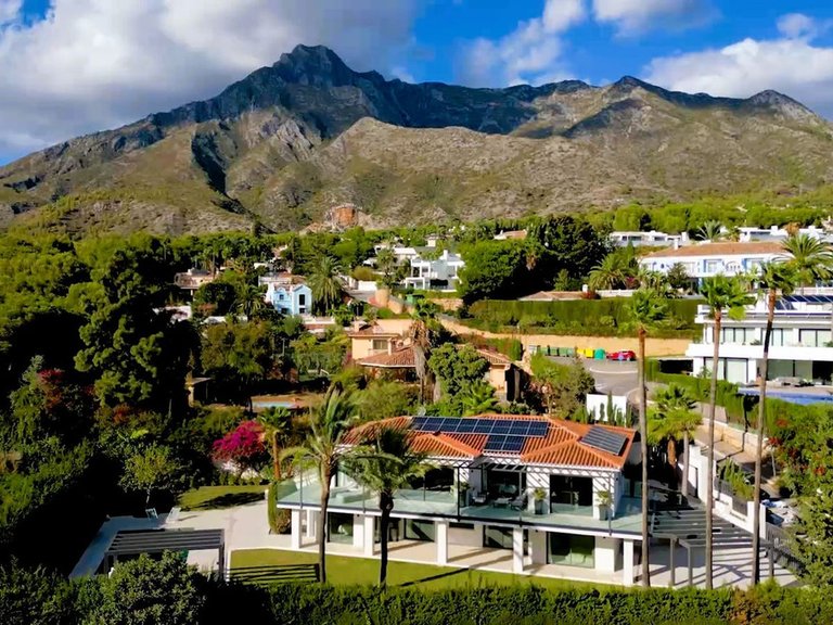 Villa for Sale in The Golden Mile, Marbella Area 1