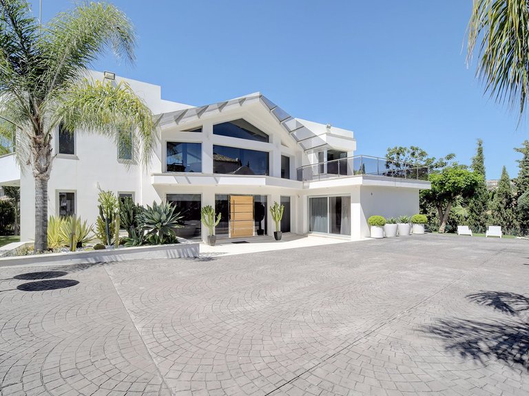 Villa for Sale in Nueva Andalucía, Marbella Area 1