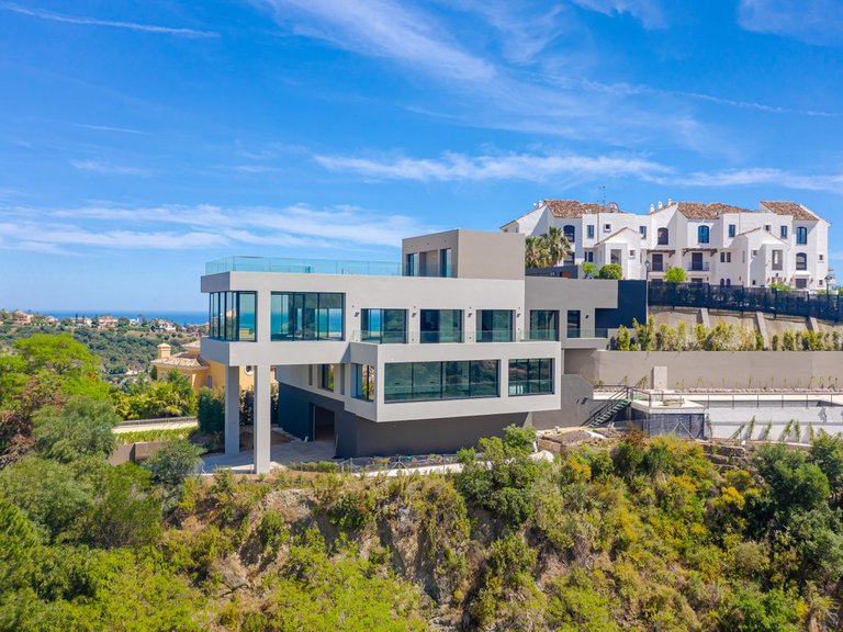 Villa for Sale in Los Arqueros, Marbella Area 2
