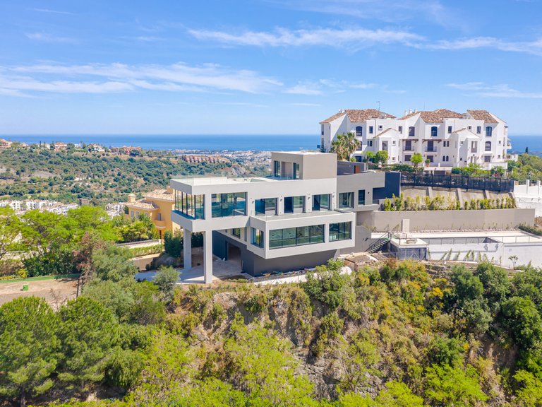 Villa for Sale in Los Arqueros, Marbella Area 3