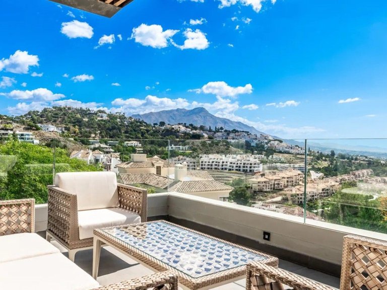 Villa for Sale in Los Arqueros, Marbella Area 16