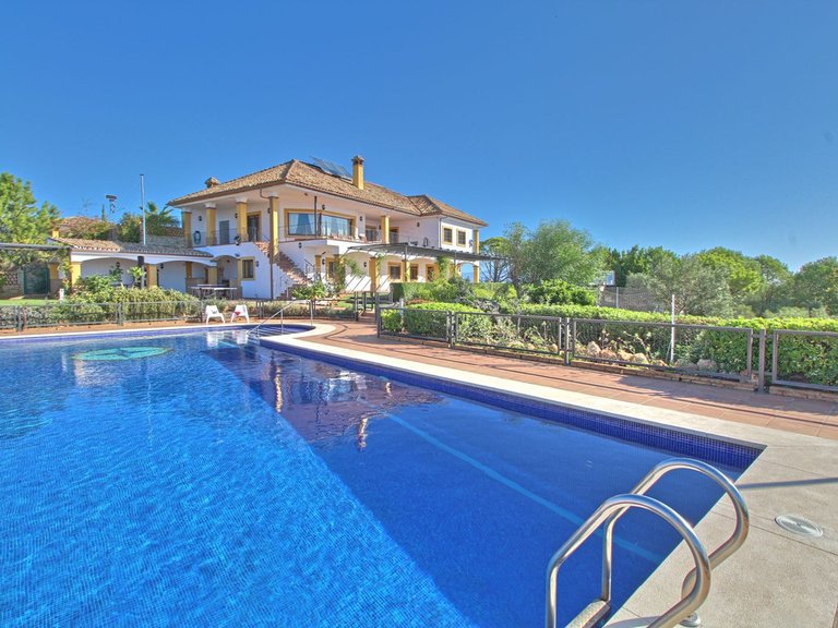 Villa for Sale in Estepona, Marbella Area 1