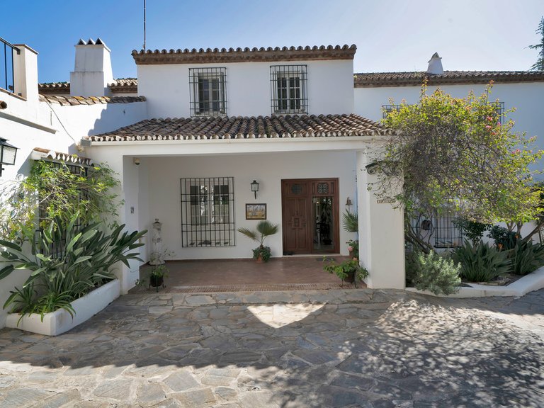 Villa for Sale in Nueva Andalucía, Marbella Area 4