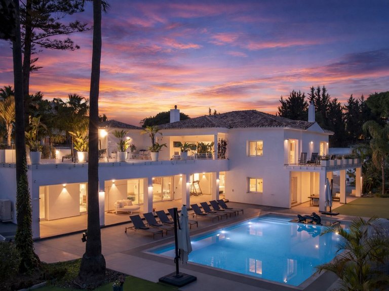 Villa for Sale in Atalaya, Marbella Area 1