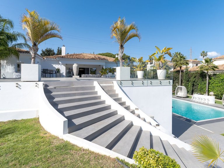 Villa for Sale in Atalaya, Marbella Area 4