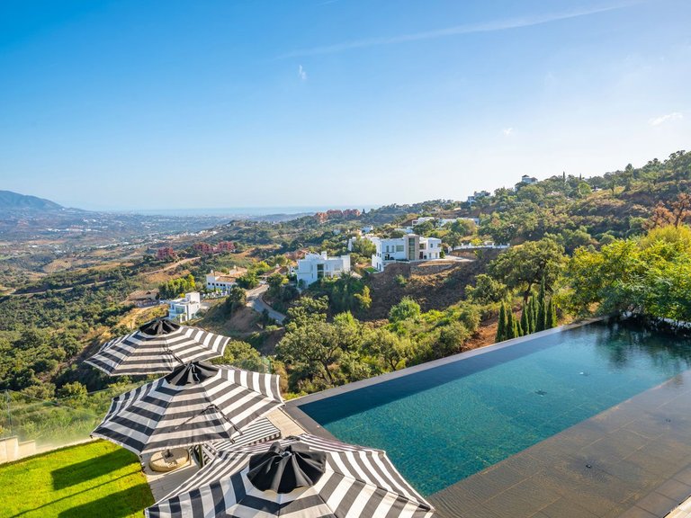 Villa for Sale in La Mairena, Marbella Area 4