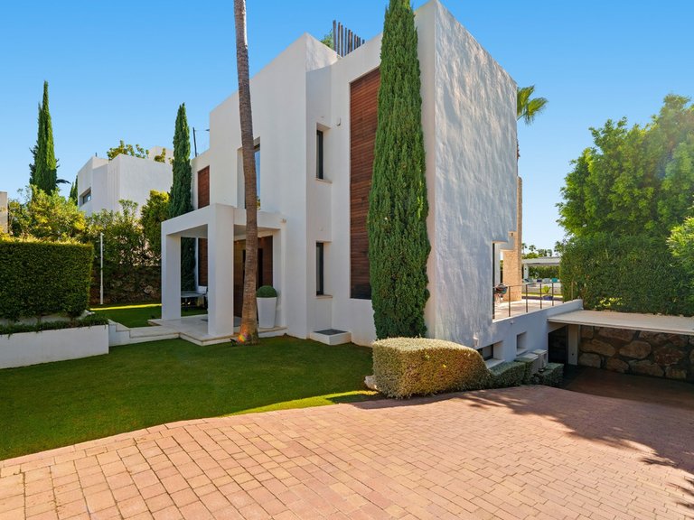 Villa for Sale in Nueva Andalucía, Marbella Area 13
